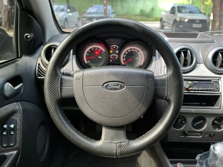 Ford Fiesta Sed. 1.6 8V Flex 4p 2013 - Idroovecar