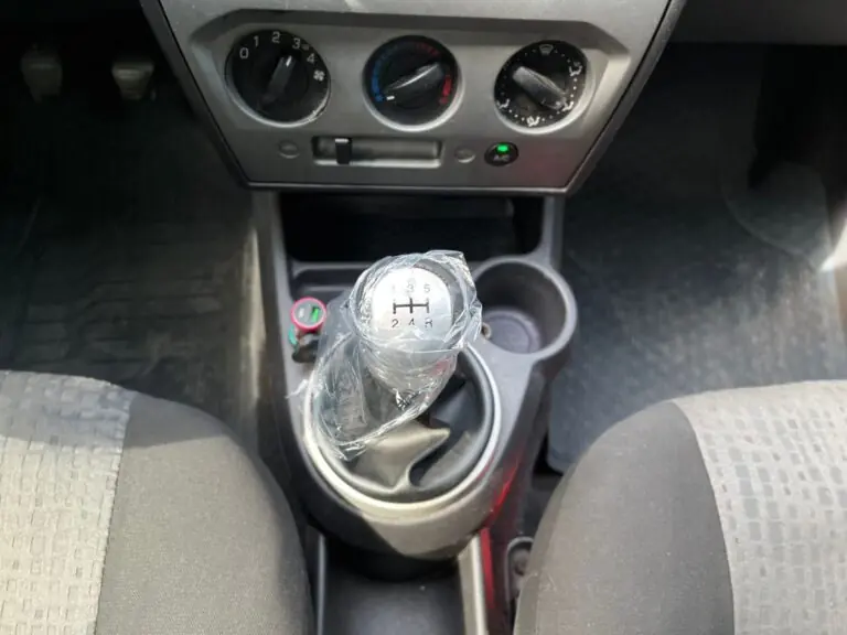 Ford Fiesta Sed. 1.6 8V Flex 4p 2013 - Idroovecar