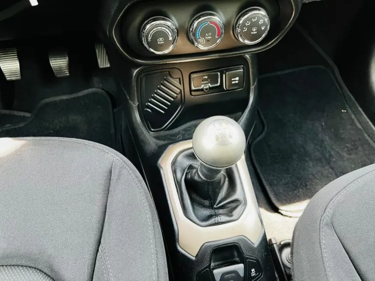 Jeep Renegade Sport 1.8 4×2 Flex 16V Mec. 2016 – Idroovecar Jeep Renegade Sport 1.8 4x2 Flex 16V Mec. 2016 - Idroovecar